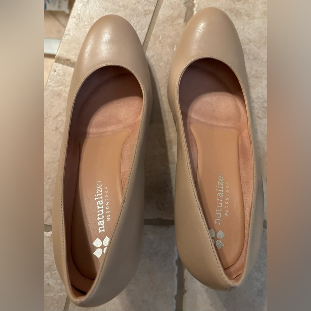 Naturalizer Michelle Taupe leather pump. 9M. New. 3 inch heal. 1/3 in platform.